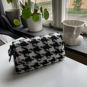 NA-KD väska hundtandsmönstrad  - Hundtandsmönstrad väska från NA-KD som är använd, men fortfarande i fint skick.