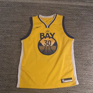 Steph curry jearsey - Tjena! Denna plagg passar inte mig och tänkte sälja den inte min stil heller pris kan diskuteras‼️💯