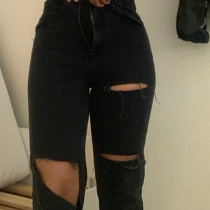 Svart jeans  - Svart jeans från stradivarius i jättefint skick 