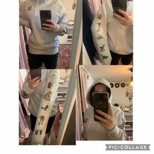 Toy Story hoodie - Vit hoodie med Toy Story- karaktärerna på armarna. Väldigt lite använd då jag tycker den sitter för tajt på mig. 