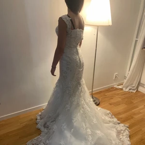 Bröllopsklänning - Bröllopsklänning använd en gång, nypris 20.000 kr. 