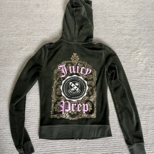 Juicy couture - Skitsnygg tröja från Juicy Coutoure. Väldigt 2000-tal. Hade velat behålla men använder den aldrig. Har lagt upp massa nya grejer kolla gärna in. Högsta bud: 380. Köp direkt 500