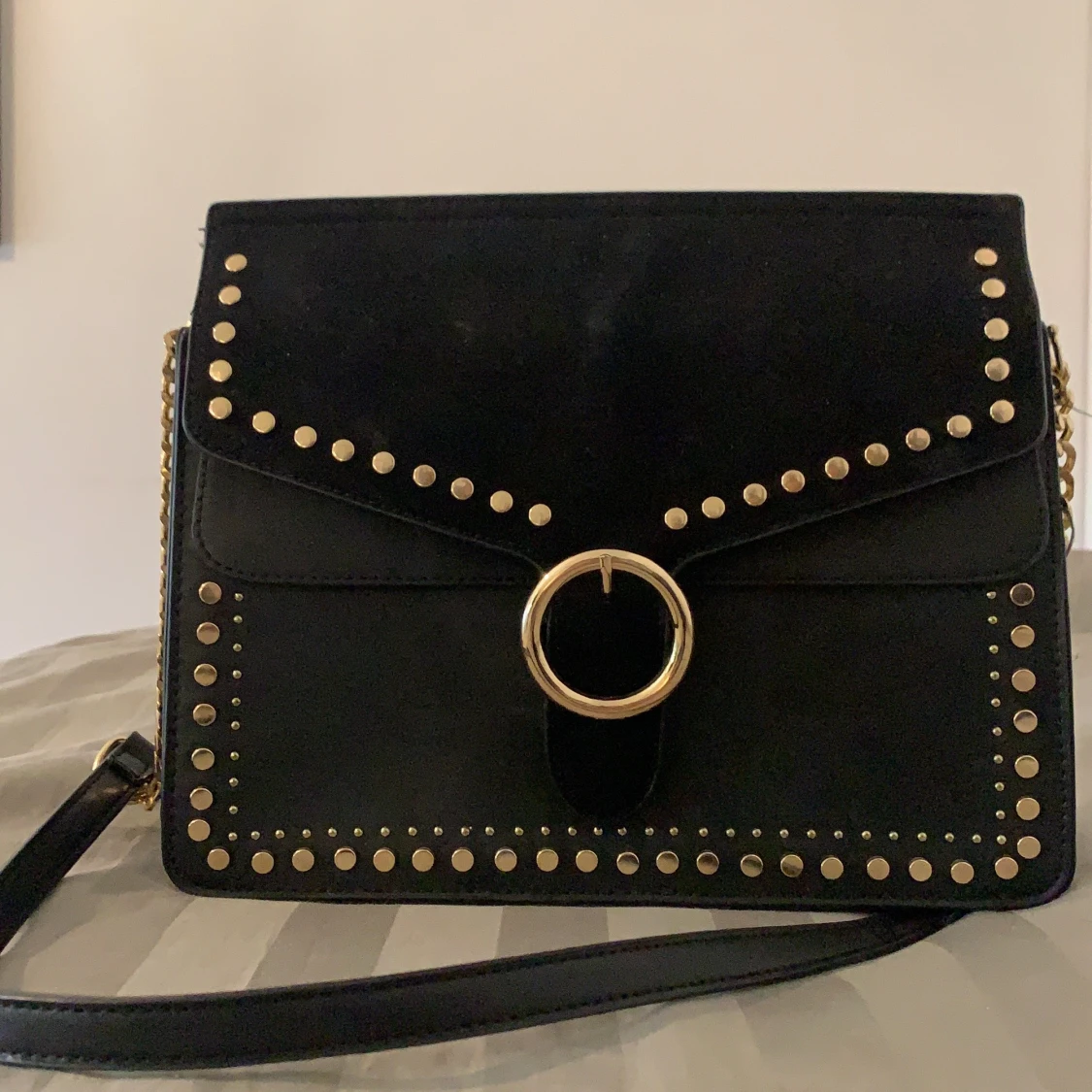 En medelstor svart väska m guld detaljer