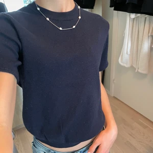 Zara t shirt - säljer min stickade tröja från Zara som egentligen var långärmad men som jag sydde om till en t-shirt💕 Superfin blå färg! Står storlek 134cm (från barnavdelningen) men passar Xs / S. ✨ Kan mötas upp i Sthlm eller posta men då står du för frakten. BUD: 170kr