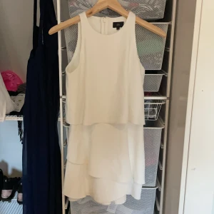 Playsuit från river island  - Storlek 6 som motsvarar ca 32-34, har används 1 gång, jag är 167 och kan ha den men kunde det även för 3 år sedan