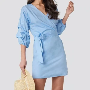 NA-KD klänning  - Finaste klänningen men tyvärr inte min stil så den är oanvänd. Storlek 36 men skulle säga att den passar både S/M. Lånade bilder. 