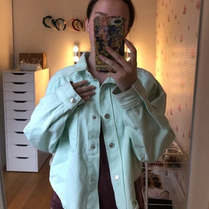 Jeansjacka - Mintgrön jeansjacka i storlek M!! Superfin nu till sommar att ha till exempel över en klänning 💓