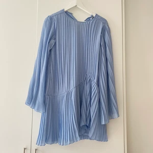 Nakd x Andrea Hedenstedt klänning 36/S  - Vacker blå plisserad klänning från Andrea Hedenstedts kollektion för na kd. Storlek 36/S 