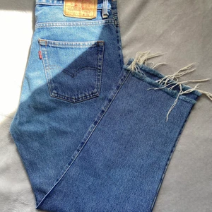 Levis jeans 501 - Super fina levis jeans säljer pga av att dom inte passar mig, dom är i storleken w33 l34 skriv privat vid intresse eller fler frågor💕  
