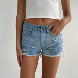 Design by si jeans shorts - Säljer dessa design by si jeans shortsen då dom var för stora. Dom är mid rise och är ljusblå passar personer som har storlek xs men också s då dom var lite stora i storleken. Helt nya med prislapp kvar❤️ nypris 387kr
