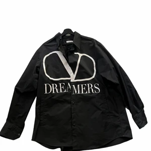 Valentino DREAMERS windbreaker - Inköpt sent 2020 från ABCD i Göteborg. Nypris 11k. Använd Max 20 gånger.