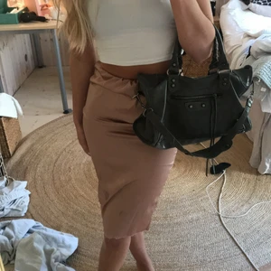 Kjol  - Satin kjol. Kommer tyvärr inte till andvänding💕💕💕