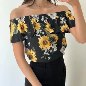 Blommig topp - Blommig topp från Gina Tricot som är jättefin till sommaren, använd ett fåtal gånger, nyskick. Storlek XS. Köparen står för frakten 💕 Kan även mötas upp i Varberg. 