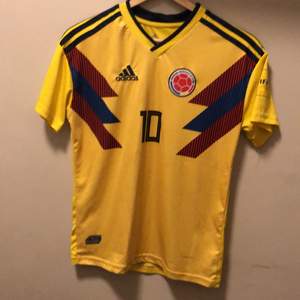 Adidas colombia tröja från 2017. James Rodriguez på ryggen. Använd men i schysst skick. 176 storlek. 