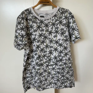 T-shirt Dedicated - Liten i storlek. Använd en del men fin! Köparen betalar frakten.