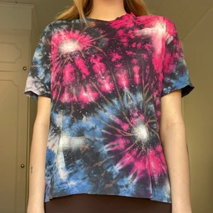 Our Legacy t-shirt - En t-shirt från Our Legacy med roligt print 🤠 Använt fåtal gånger, jätteskönt och lätt material!!! Passar S/46 i herrstorlek