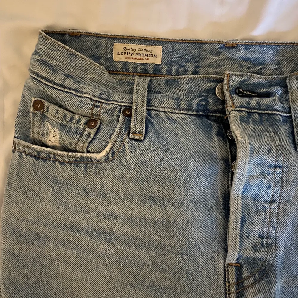 Riktigt snygga levis 501 jeans. Passar tyvärr inte mig längre och har älskat dem! De är i bra skick och använda varsamt. Jag är 162 cm🤍🤍. Jeans & Byxor.