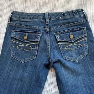 Säljer ett par bootcut jeans med fickor på rumpan, ser ut som true religion jeans men är från märket seven7. Storlek 25 i midjan och passar mig som är 167cm lång. ☺️  Midjemått: ca 70cm innerbenslängd: ca 80cm                                         