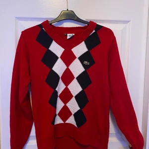 Stickad Lacoste tröja  - Super snygg stickad Lacoste tröja.. super skön och lätt å styla