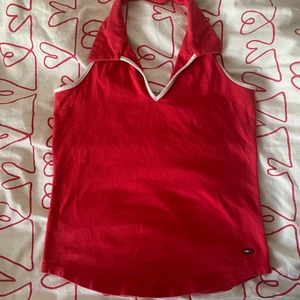Tommy Hilfiger Halter top - Aldrig använt  äkta, mjukt tyg och sitter riktigt fint   passar med allt och bra på sommaren Storlek S.  💗💗