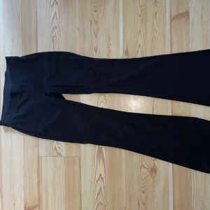 Utsvängda leggings  - Tjockare utsvängda leggings. Väldigt lite använda, inte genomskinliga, svarta, storlek XS.