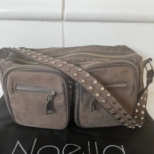 Noella väska - Säljer nu min superfina noella väska i mellan stl. Har en super fin vintage stil (se bild 3) nypris 600kr. Dustbag medkommer. pris kan alltid diskuteras😊😊