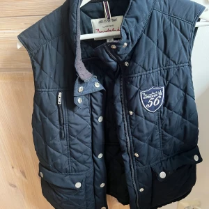 Väst/kappa - Säljer dess 2. En väst och en kappa(bläddra för att se). Båda i fint skick och snygga men får nu göra mig av med. Tänkte mig 150 för västen, 200 för kappan. Men priset kan diskuteras och skulle även kunna få något slags paketpris. Skicka vid frågor eller fler bilder. Kan mötas upp eller frakta!!