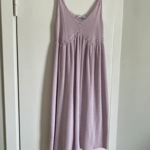 Zara klänning  - Så fin sommarklänning ifrån zara, väldigt mjuk och stretchig. Aldrig använd!