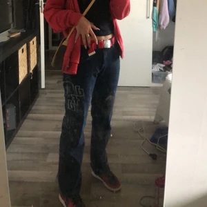 y2k jeans  - .          76cm innerbenslängden , ca 70 cm midjemått (inte säkert)  för fler frågor skriv gärna i dm . okänd märke 