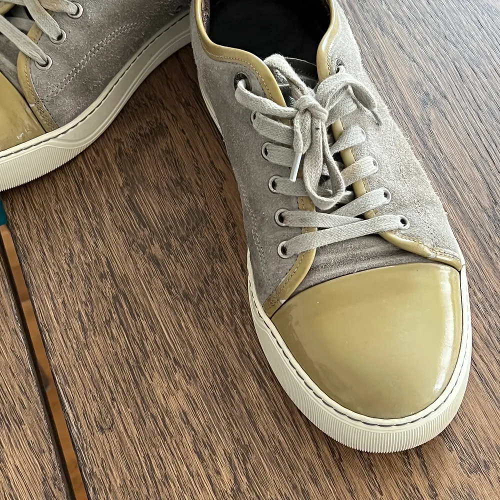 Lanvin Sneaker i grey light green patent . Använda men fint skick. Strl uk 7 (41) motsvarar ca 41/42 i vanlig sko. . Skor.