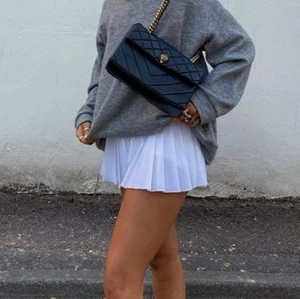 Vit tenniskjol  - En söt vit tenniskjol som passar perfekt till en mysig tjocktröja! Kommer tyvärr aldrig till användning, den är alltså i nyskick! 🌸🌸 