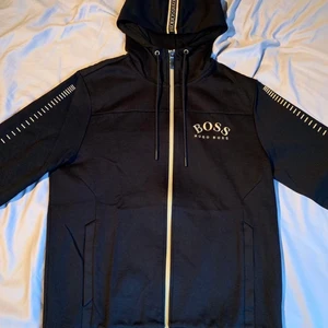 Hugo boss kofta  - Säljer en till Hugo boss kofta då jag tröttnat på dem 