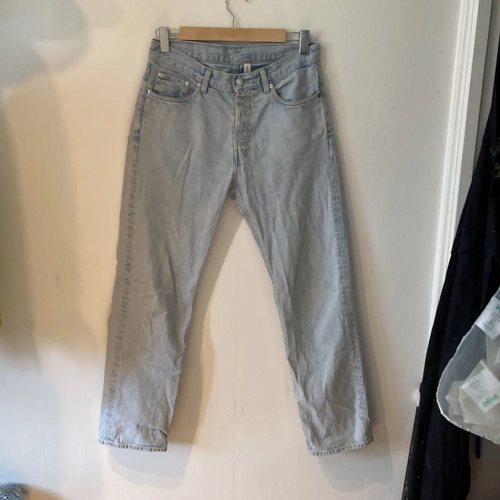 Ljusa Weekday Space jeans. Jeans & Byxor.