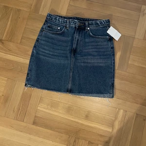 Denim kjol - Oanvänd denim kjol i strl. 38