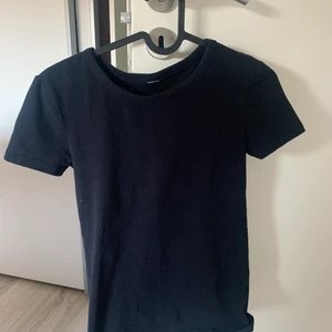 Marinblå t-shirt - Marinblå t-shirt i tajt passform, storlek 36