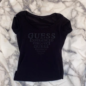 Guess Tshirt - Säljer min fina Guess T-shirt nu pga att den ej används längre. 