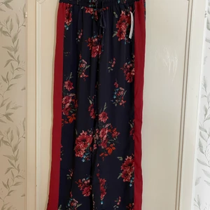 Nya byxor från Gina Tricot - Helt nya byxor med prislappen kvar från Gina Tricot. Säljes på grund av fel storlek. Nypris 399 kr. Storlek 38. 