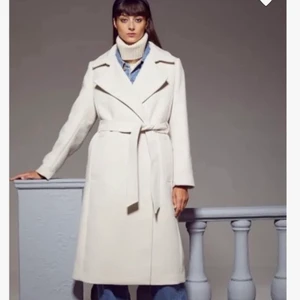 Beige/ljusrosa Kappa - Säljer min populära kappa ifrån hm då jag har fler så denna inte kommer till användning, helt slutsåld!! Den är i storlek 36 och sitter skönt lite oversized, kan skicka fler bilder om du hör av dig💕  köpt för 499kr, den är i nyskick!