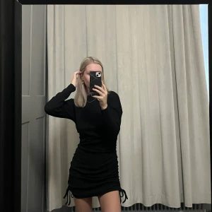 Långärmad klänning  - En svart långärmad klänning som är supermysig och är fin nu under höst🍁Den har snören på sidorna så man kan ändra klänningens längd. 🧡Köptes från Boohoo, pris kan diskuteras!