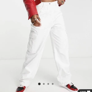 Vita cargobyxor - Vita cargobyxor i jeans material! Använda en gång men har fläckar längst ner (se andra bilden)