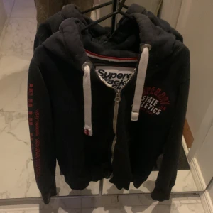Superdry hoodie - Superdry hoddie.storleken är L men den är mindre i storleken så närmare storlek M. 
