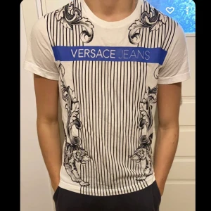 Versace tröja storlek S - En Versace tröja från BestSecret köpt för 1300kr säljer jag nu, köpte den för 2 år sen men är i väldigt bra skick, går inte att få tag på idag någonstans i butik, väldigt rare tröja, kom med bud i