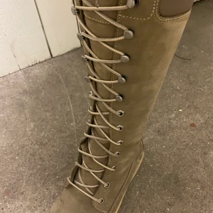 Timberland  - Beiga, knähöga Timberland, i fint skick, stl 38