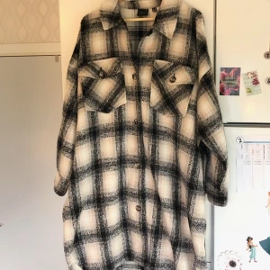 Vero Moda kappa - Randig kappa från Vero Moda. Kappan är oanvänd och helt ny! 