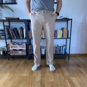 Chnis från dressman - Chinos från dressman. Knappt använda. Storlek 33 längd 30