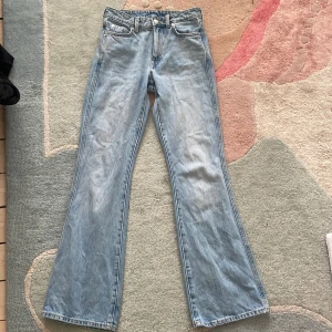 Ljusblå bootcut jeans - Jeansen kommer från weekday, modellen heter sway. Använda en gång, säljer pga fel storlek. Storleken är 24/32