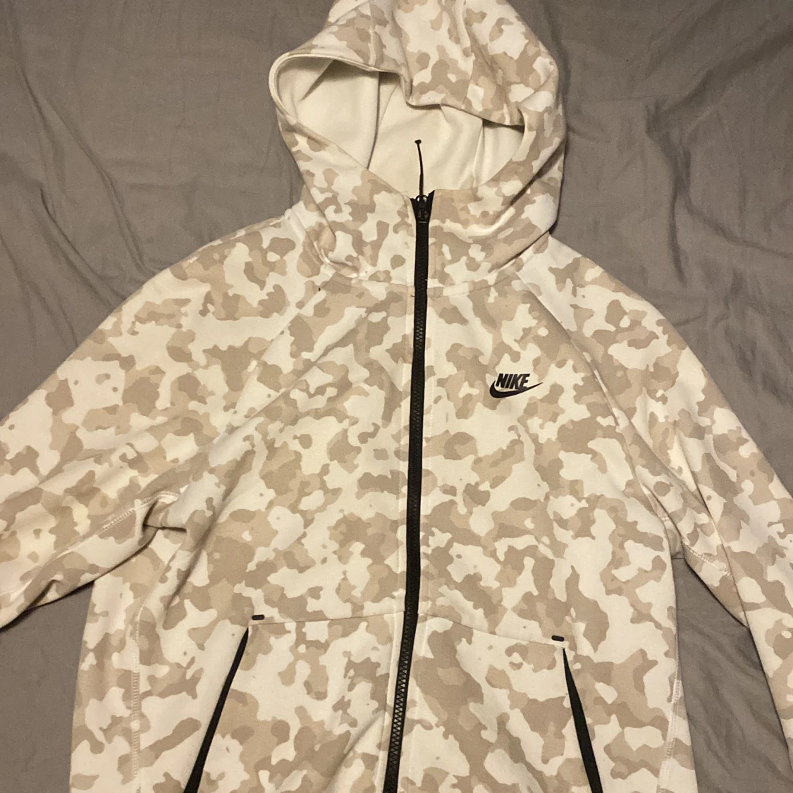 Camouflage Nike tech fleece