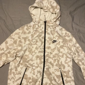 Camouflage Nike tech fleece  - 9/10 skick, har haft den länge men knappt använt den då den är för liten. Denna modellen säljs inte längre så den är väldigt eftertraktad och svår att få tag på. Kan även byta. Möts i Odenplan och jakobsberg