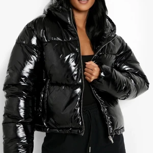 Glansig pufferjacka i återvunnet tyg - En fin och VARM puffer jacka. Inköpt för 1080 och säljes nu för 500 ex frakt. Kan diskuteras. Inga defekter fr bandet man drar åt vid höften som är sönder på ena sidan men går att spänna på andra. Knappt använd 1 vinter. Skriv privat för egna bilder. 