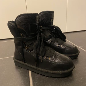 Vinter skor  - Vinterskor från D.Franklin som är låga med snörning och de har jätte mjukt material! 🧸  Dom är inte använda mer är två gånger. (Ordinarie pris 600 kr) 🖤